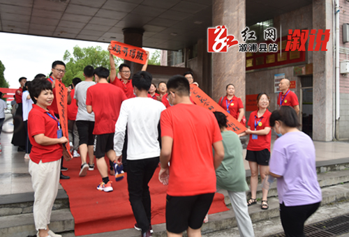 老师和学生走红毯.jpg