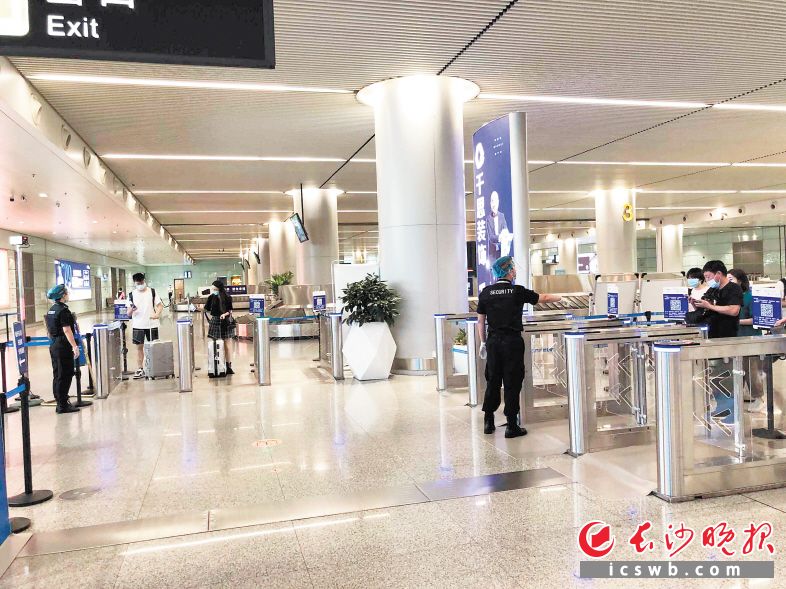 　　7月5日，黄花机场13条全新自助健康码闸机验证通道正式启用。   长沙晚报通讯员 刘晟盛 章剑 摄影报道