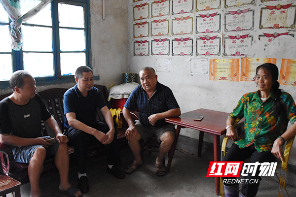 李正清在村民家中走访。.jpg