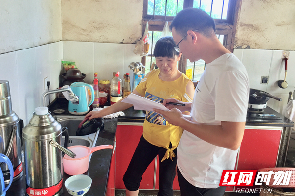 市水利局工作人员上门整改饮水安全问题.jpg