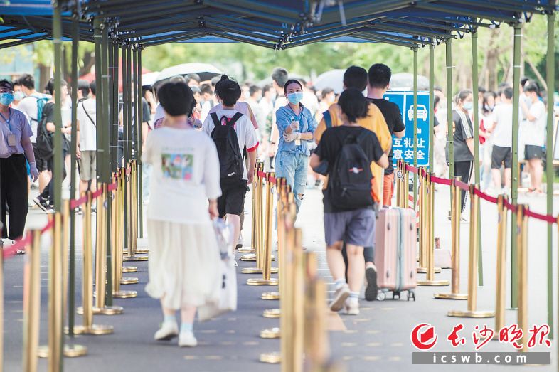 　　记者探访长沙市实验中学考点看到，防疫和安检都“严”字当头。