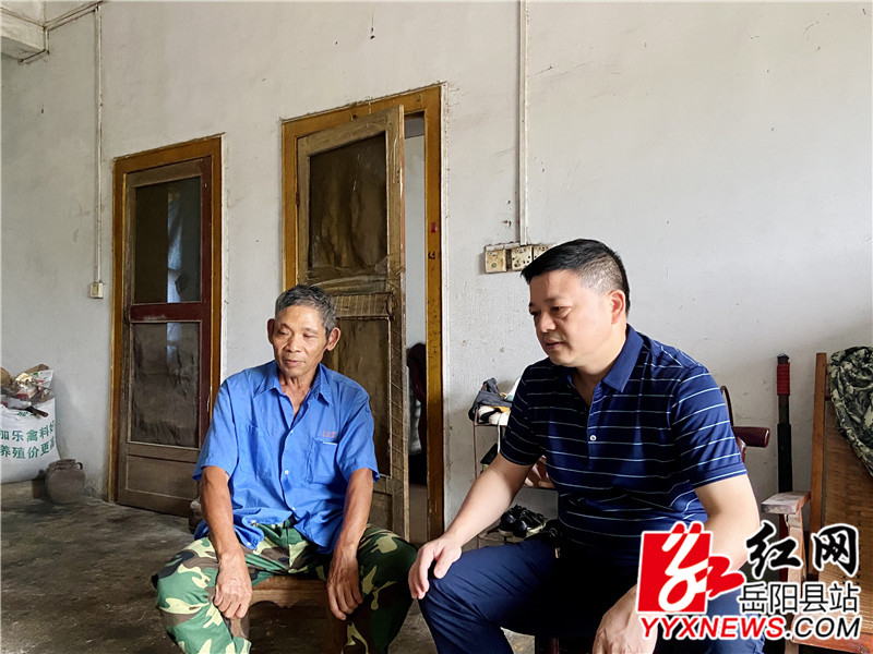 走访慰问贫困户周民主 (1)_副本.jpg