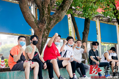 宁远:加油!我们用青春灿烂的微笑“罩”常走进考场迎接挑战2_副本500.jpg 宁远:加油!我们用青春灿烂的微笑“罩”常走进考场迎接挑战2_副本500.jpg