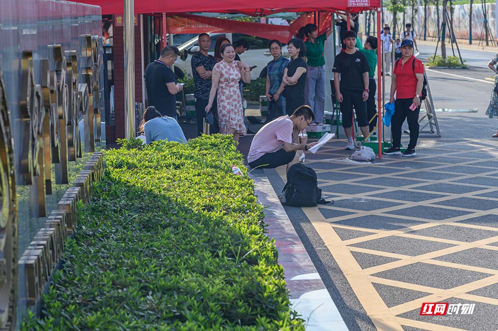 在衡阳市铁一中学考点，一位同学上考场前赶紧再复习一下。1.jpg