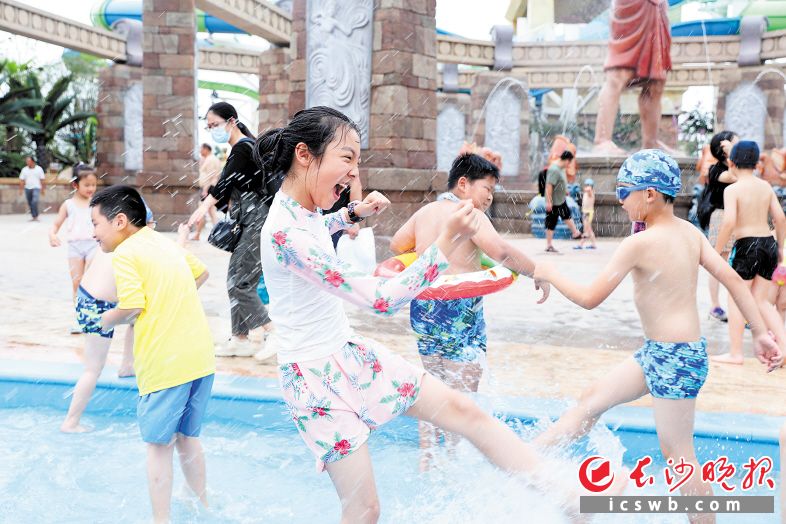 　　←7月3日至5日，湘江欢乐城组织首次内部压力测试，游客在欢乐水寨欢乐戏水。