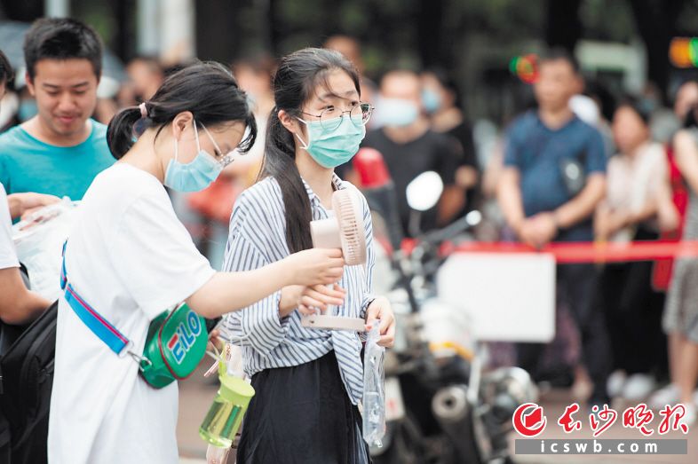6日下午,在长沙市实验中学高考考点,考生提前熟悉考场。 长沙晚报全媒体记者 黄启晴 摄