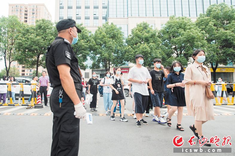 　　昨日下午“踩点”时，在长沙市实验中学考点，考生们正有序进入考场。均为长沙晚报全媒体记者 黄启晴 摄