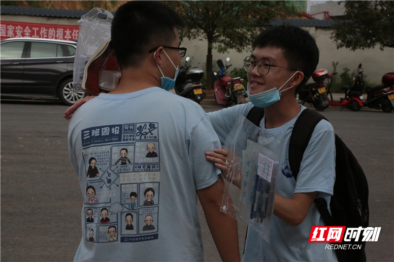 下午熟悉考场后的高三学生身着班级文化衫，心态轻松.jpg