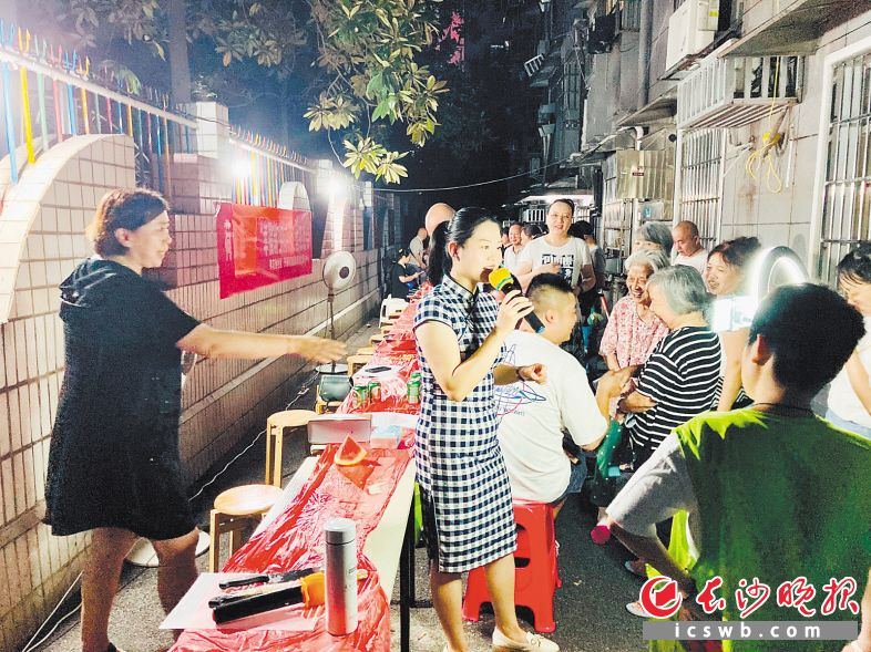 　　直播环形补光灯下的不是网红，而是居民代表、社工和社区干部。 长沙晚报全媒体记者 李卓 摄