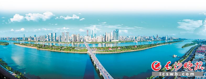 　　湘江两岸水天一色。　　长沙晚报全媒体记者   陈飞  摄