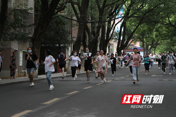 高考结束后，考生走出永州二中考点。.jpg