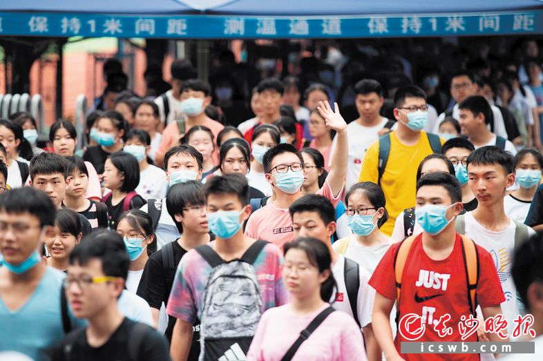 　　长沙市实验中学考点，考生轻松走出考场向等候的家长挥手。长沙晚报全媒体记者 黄启晴 邹麟 摄影报道