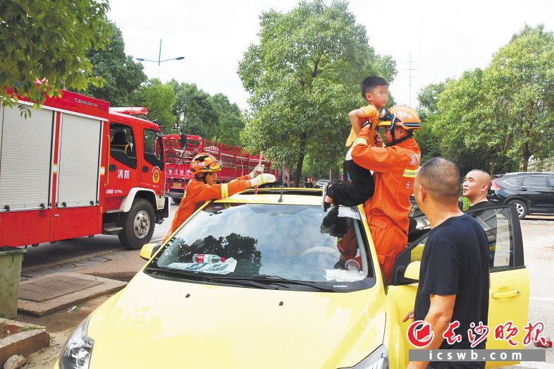 　　消防救援人员不懈努力，将被困男孩成功救出。长沙消防供图