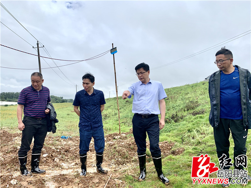 田文静实地查看白泥湖电排运行情况_副本.jpg