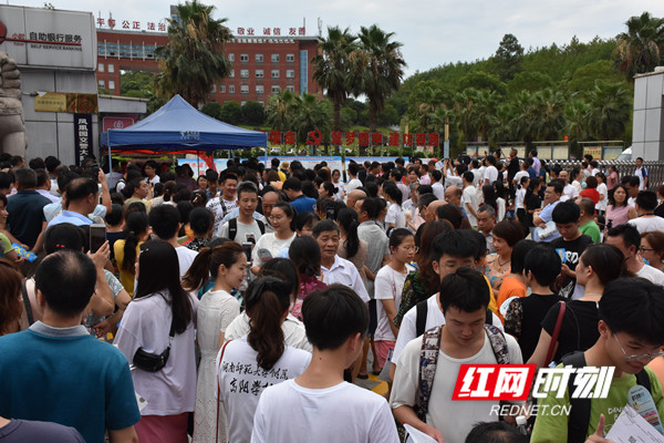 高考结束后四中考点外，考生们穿过“人墙”。.jpg
