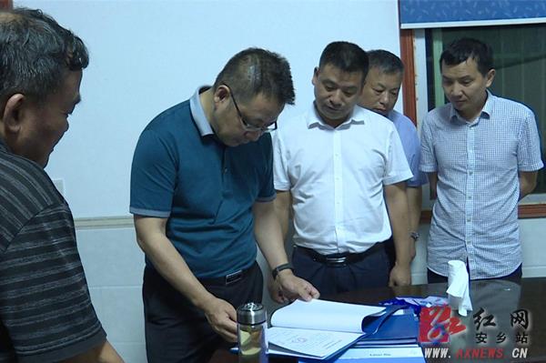 邓志祥)7月6日晚,安乡县委副书记,县长,县防指指挥长陈德带队开展防汛