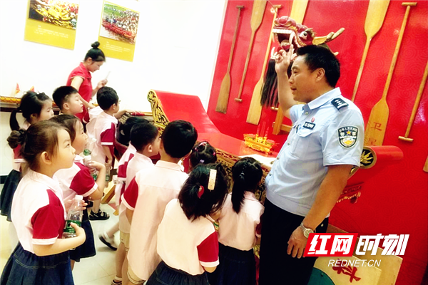 中国好人刘头仔带领小朋友参观竞渡浏阳河展厅.png