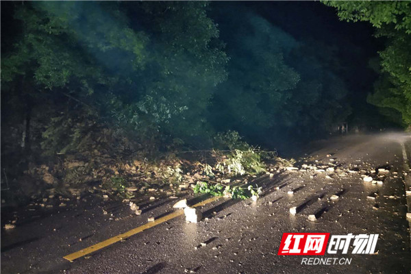 强降水导致龙山县乡镇部分路面受损，交通受阻 图：田邦昌  .jpg