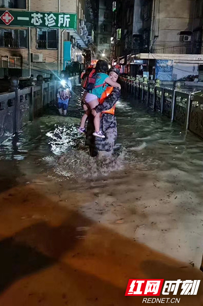 永顺县民兵转移被困群众1.jpg