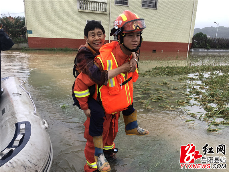 消防员营救被困群众_副本.jpg 消防员营救被困群众_副本.jpg