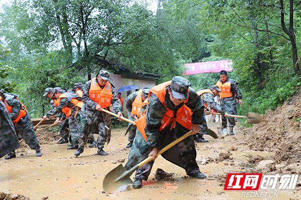 吉首市人武部组织民兵清理滑坡路障.jpg