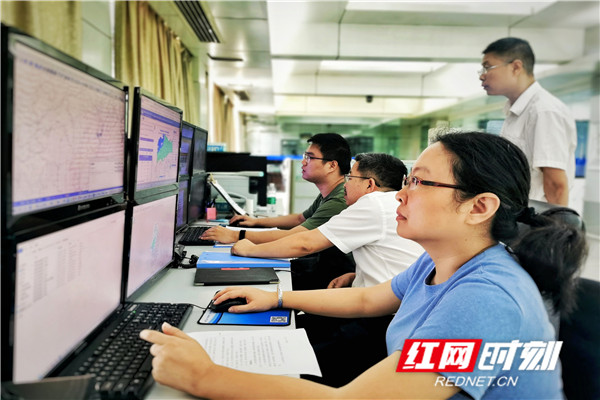 过程来临之前，湘西州气象局领导、预报员坚守岗位，分析天气形势演变 图：刘玥.jpg