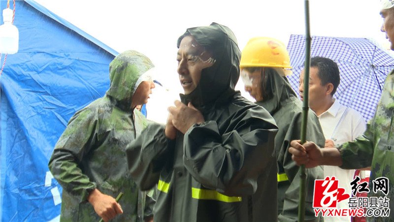 何科义正在穿雨衣准备巡堤_副本.jpg