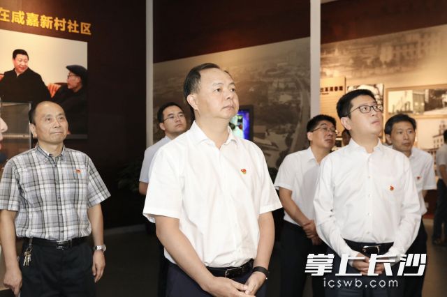 郑建新与市政府办公厅机关第一党支部党员一同参观长沙党史馆。刘书勤 摄