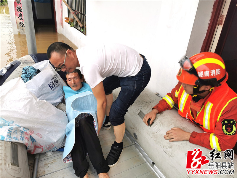 消防员营救被困群众 (2)_副本.jpg 消防员营救被困群众 (2)_副本.jpg