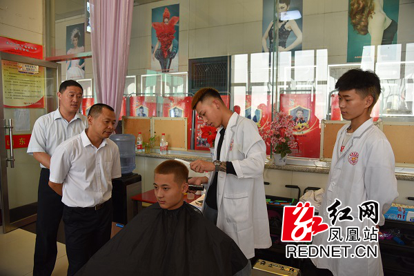 学生为同学理发。.jpg