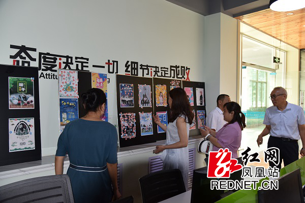 观看学生作品展。.jpg