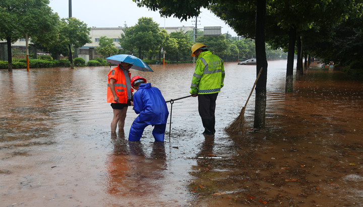 暴雨来袭 县城多处内涝积水 相关部门迅速反应