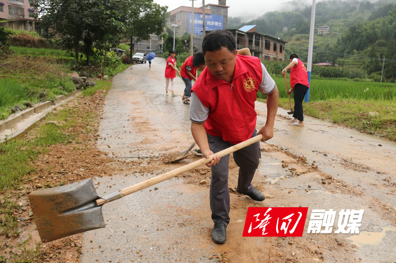 隆回县财政局驻三合村工作队长、第一书记马长虹带头清理公路.jpg
