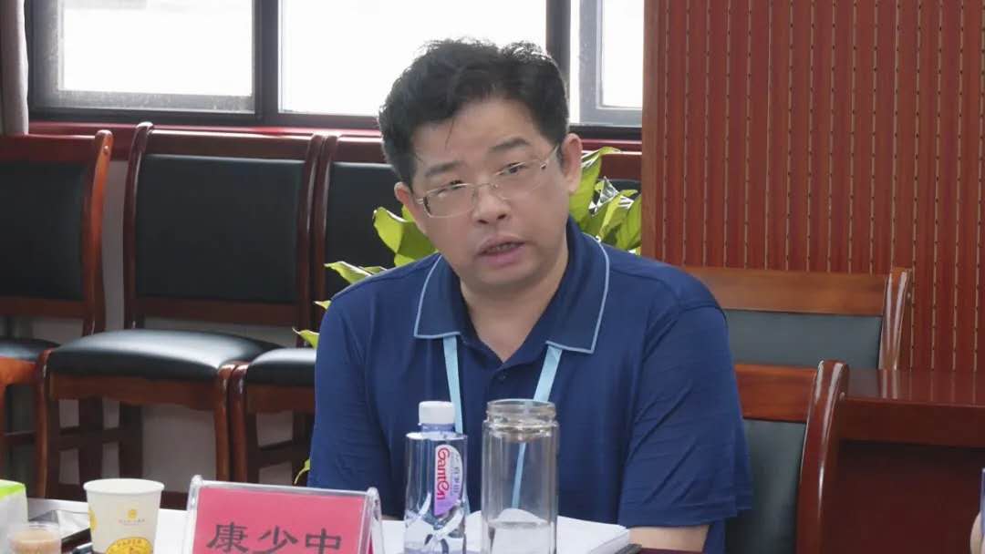 区委副书记,区长康少中讲话王先波,刘冠西,刘贵平,陈帮辉参会.