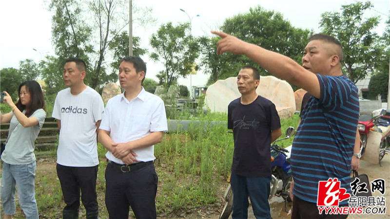 在麻塘办事处畔湖新村查看现场_副本.jpg
