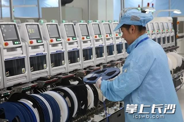 长沙智能终端产业园比亚迪电子工厂生产线。