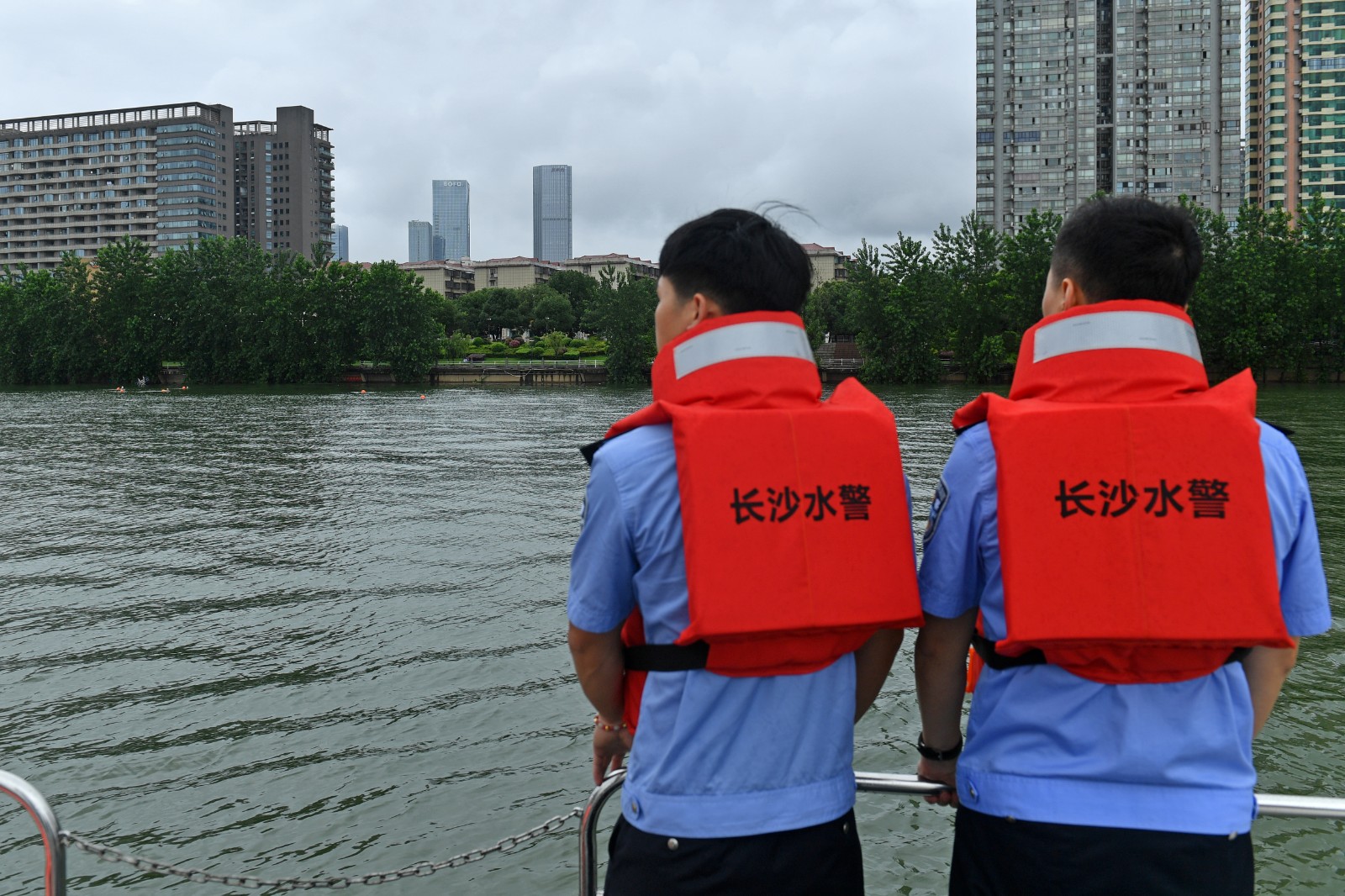 7月9日，湘江长沙段，长沙市公安局治安管理支队水警大队民警驾驶巡逻艇，对野泳群众进行提醒劝导。