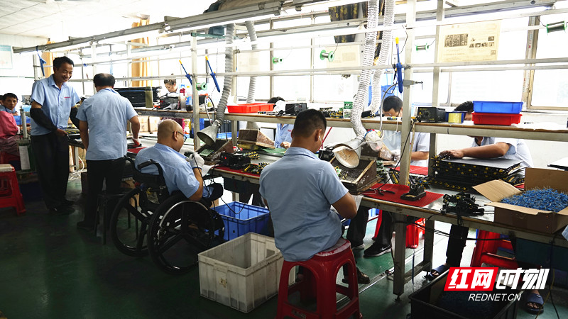 来到慧慧电子厂工作的大多是残疾人和贫困户。.jpg