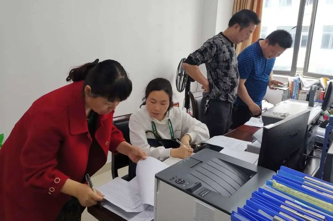 检查组正在检查相关台账和财务凭证今年4月以来，为切实抓好巡察问题整改