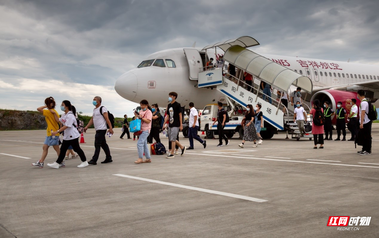 图3：吉祥航空HO1896航班首批来自杭州的旅客抵达邵阳武冈机场.jpg