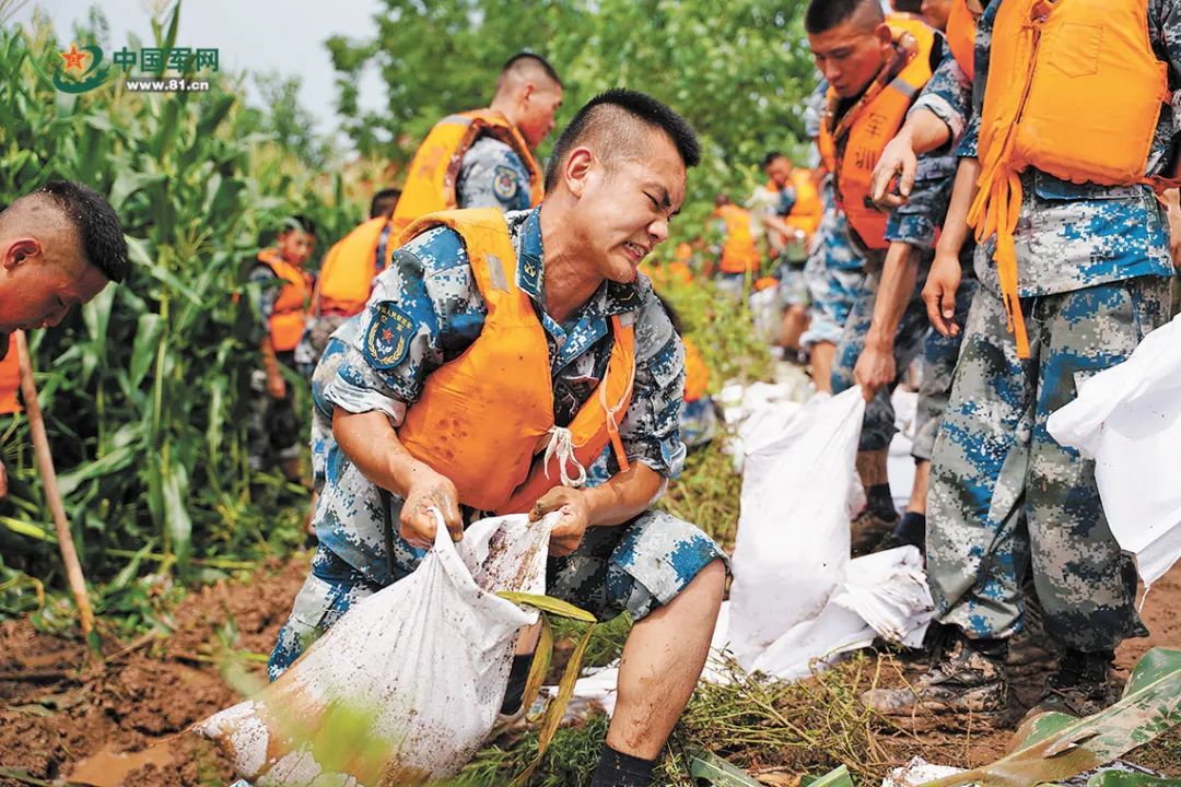 抗洪一线 湖北洪湖地区迎来新一轮强降雨 空降兵某旅500余名官兵固堤