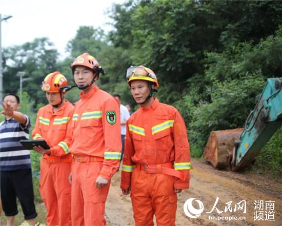 利用雷达生命探测仪在塌方现场进行救援。马湘宁 摄