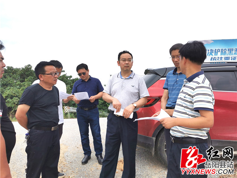 调研组在三港咀村查看_副本.jpg