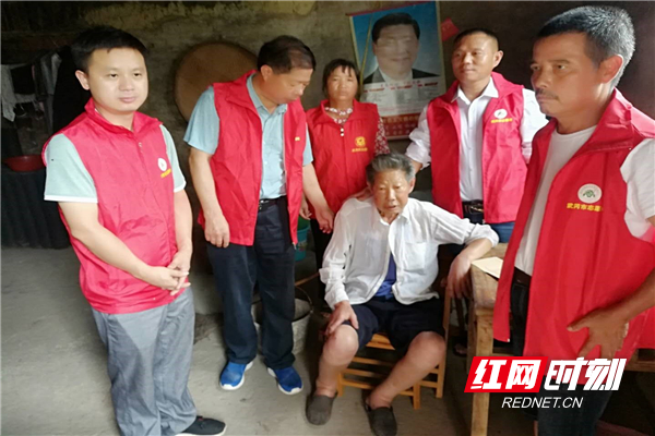 武冈：志愿者看望慰问困难党员 把党的关怀落到实处_副本.jpg