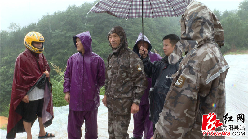 在水库上抢险_副本.jpg