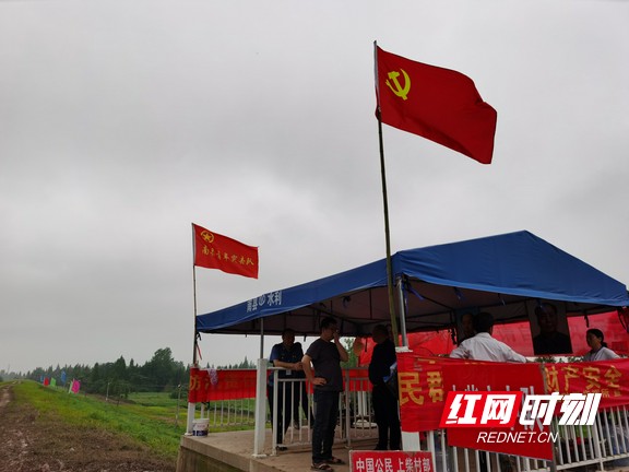南县青年突击队日夜坚守在三仙湖镇上柴市中队。.marked.jpg