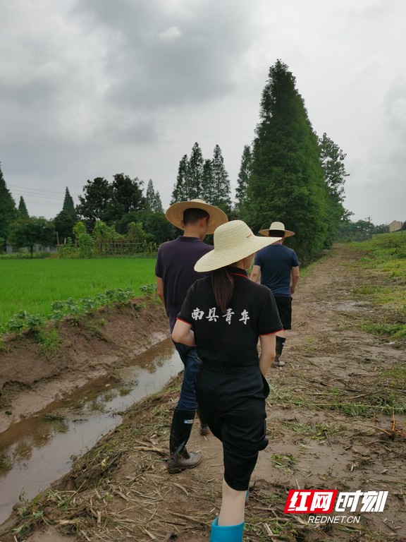 南县青年在雨水中同村民一道巡逻查险，共同守护堤坝安全。.marked.jpg
