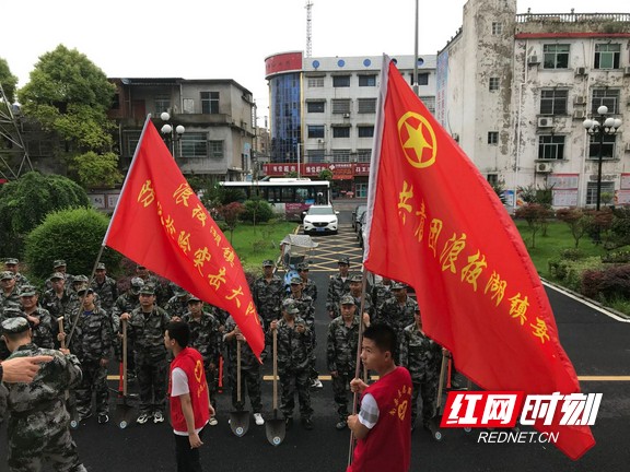 南县浪拔湖镇团委组织青年党员、团员组建防汛抢险突击队。.marked.jpg