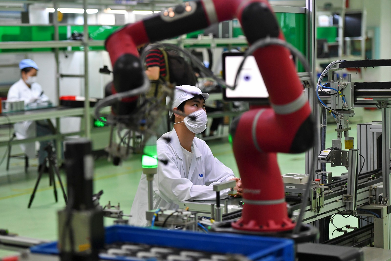 威胜集团生产车间引入智能化生产线与智能协作机器人，生产效率得以大幅提升。 长沙晚报全媒体记者 王志伟 摄