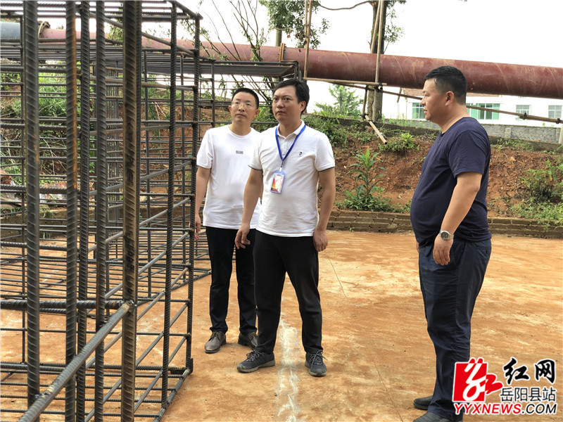 姜其胜现场查看防汛设备_副本.jpg